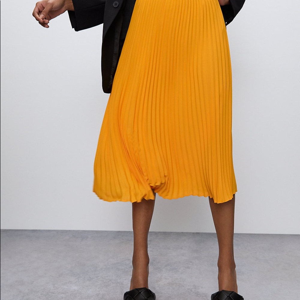 Aritzia Babaton Jude pleated skirt in Pink - Picture 3 of 6
